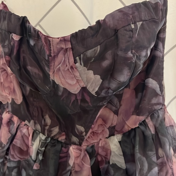 Beautiful never-worn dress for prom or a wedding. Purple flowered, strapless. - Picture 3 of 9